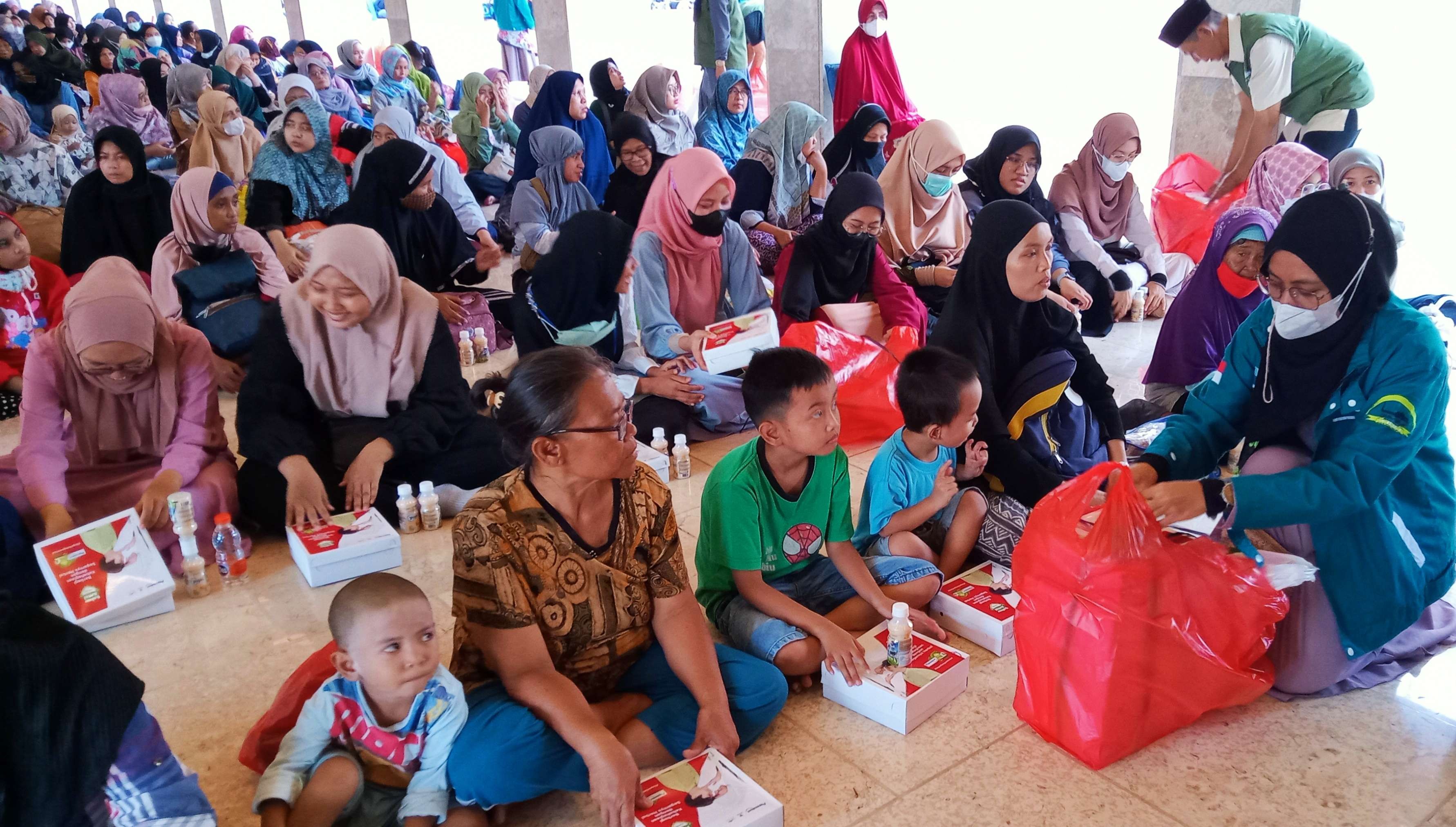 Relawan Remaja masjid mulai membagikan paket berbuka puasa di  Masjid Raya Istiqlal ( foto; Asmanu Sudarso/Ngopibareng.id)