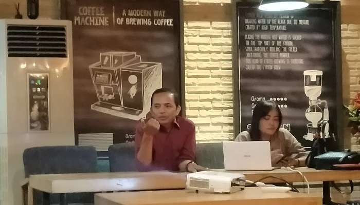 Direktur ARCI, Baihaki Siraj saat memaparkan hasil survei menjelang pemilu 2024 di Jember (Foto: Rusdi/Ngopibareng.id)