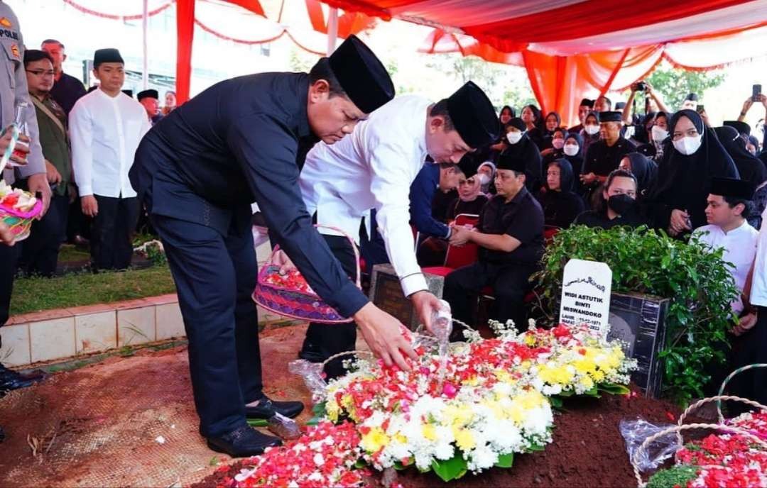 Prosesi pemakaman Tutik Gatot Eddy, istri Wakapolri Komjen Gatot Eddy Pramono, dihadiri Kapolri Jenderal Listyo Sigit, Sabtu 8 April 2023. (Foto: Instagram @listyosigitprabowo)