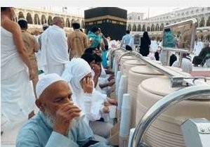 Jemaah haji dan umrah berkesempatan meminum air zam-zam di Masjidil Haram, Makkah. (Ilustrasi)