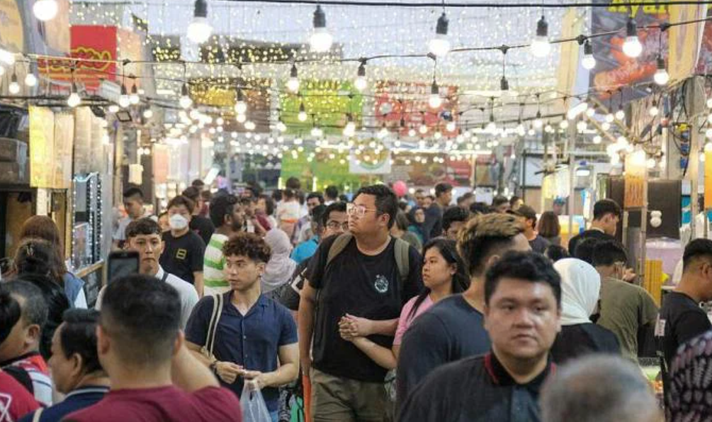 Singapura menggelar bazar Ramadan setiap tahun. Kali ini, bazar digelar di Geylang Serai, sejak 17 Maret hingga malam Lebaran nanti. (Foto: The Strait Times)