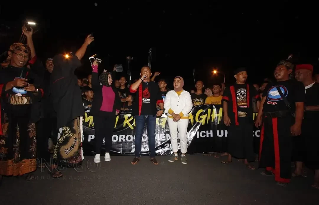 BERBAUR : Bupati Ponorogo Sugiri Sancoko bersama masyarakat dan seniman reog menagih janji Kemendikbudristek, Sabtu (8/4/2023) malam. (Foto: dok. Kominfo)