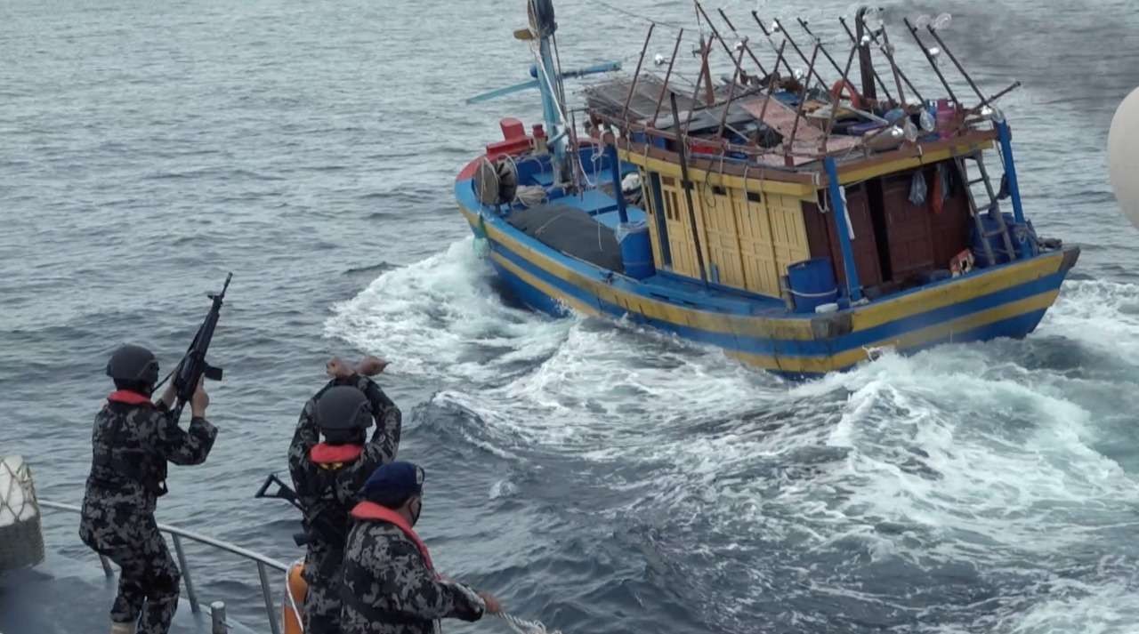 Tim Kementerian Kelautan dan Perikanan menangkap kapal ikan berbendera Vietnam di perairan Natuna, Indonesia. (Foto: dok. KKP  April 2021)