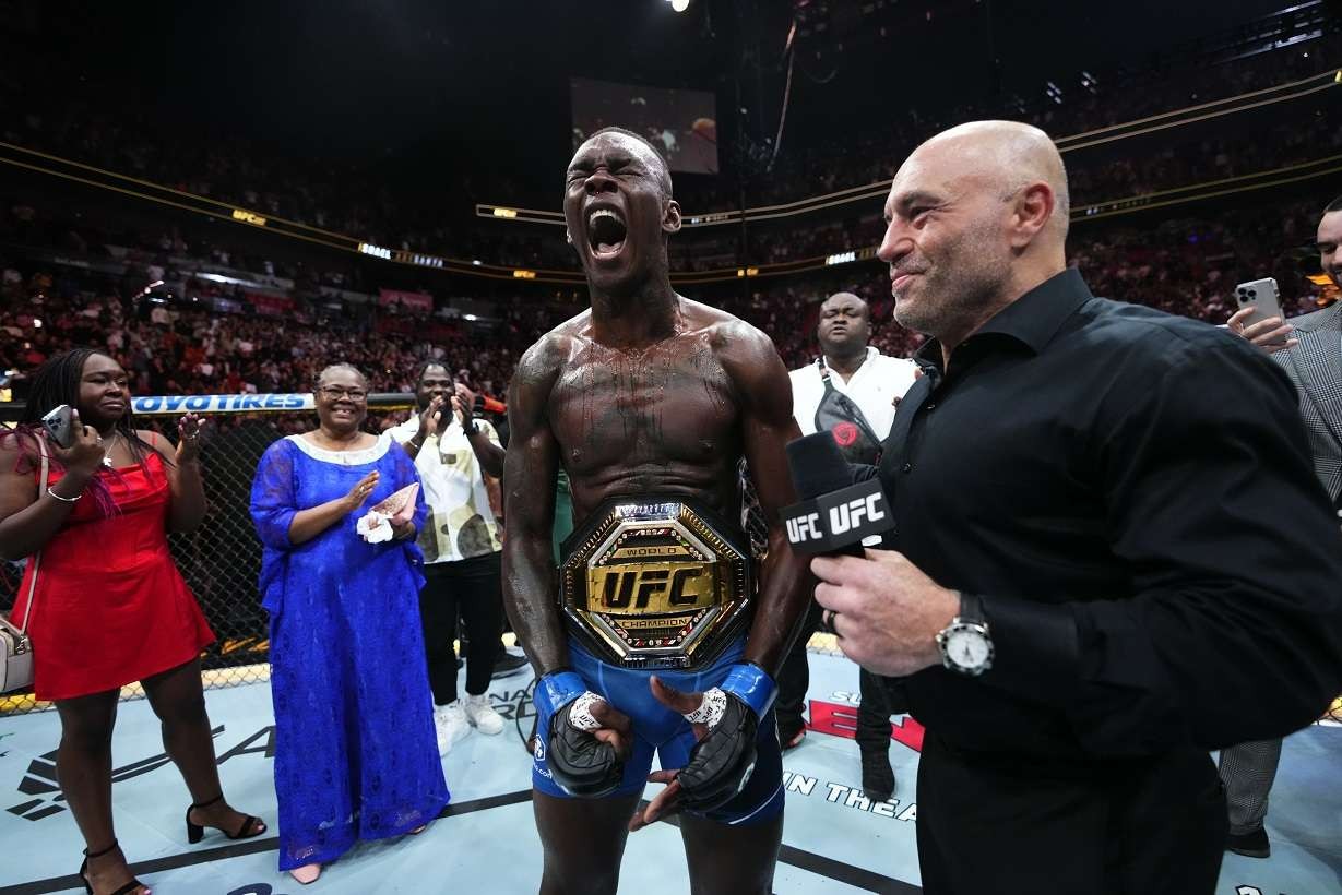 Israel Adesanya kembali merebut juara kelas menengah UFC usai menang KO atas Alex Pereira. (Foto: Twitter/@UFC)