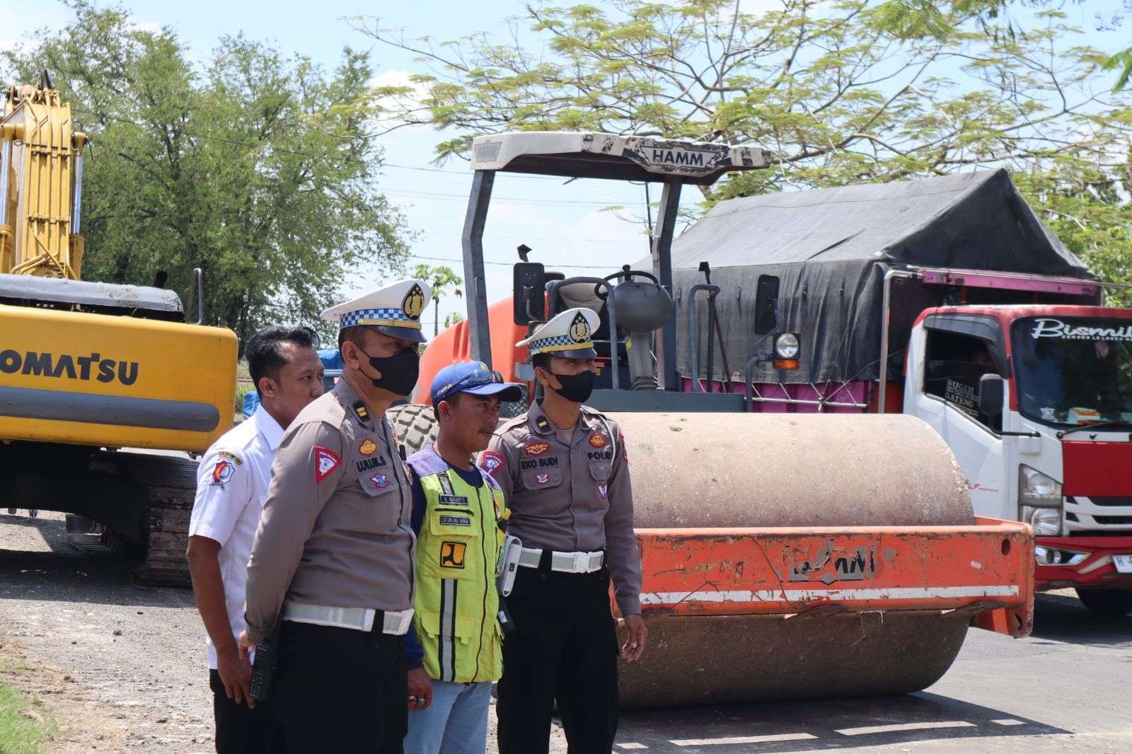 Pengerjaan jalan nasional di Bojonegoro yang menghubungkan Surabaya-Semarang dikebut dan ditarget selesai H-10 pada Sabtu 8 April 2023. (Foto: dok. Polres Bojonegoro)