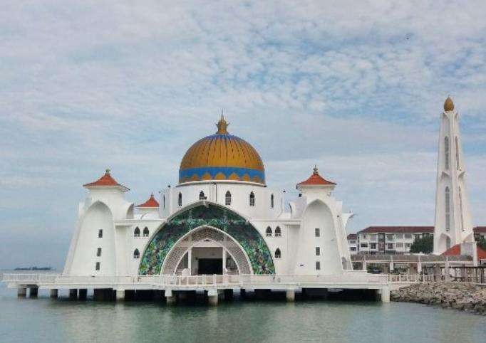 Masjid terapung suatu pantai di Melaka, Malaysia. (Ilustrasi)
