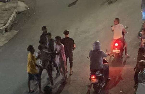 Puluhan remaja terlibat tawuran di kawasan Simpang Lima, Kelurahan/Kecamatan Mayangan, Kota Probolinggo. (Foto: tangkapan layar medsos).