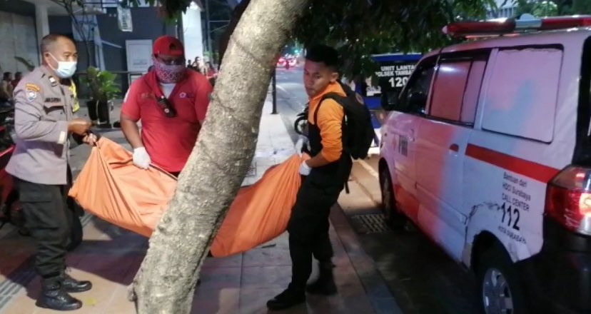 Proses evakuasi mayat di kamar hotel Jalan Sumatera, Surabaya. (Foto: Dokumentasi BPBD Surabaya)