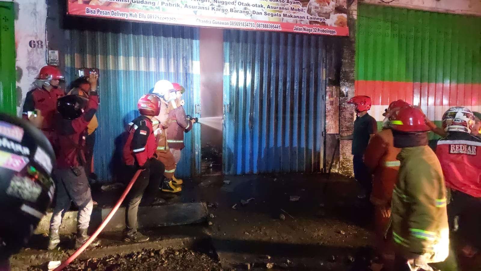 Toko Maju Jaya Tan Food di kawasan Pasar Baru, Kota Probolinggo terbakar Sabtu tengah malam. (Foto: Ikhsan Mahmudi/Ngopibareng.id)