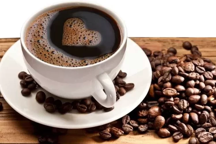 Minum kopi disajikan selagi panas. (Ilustrasi)