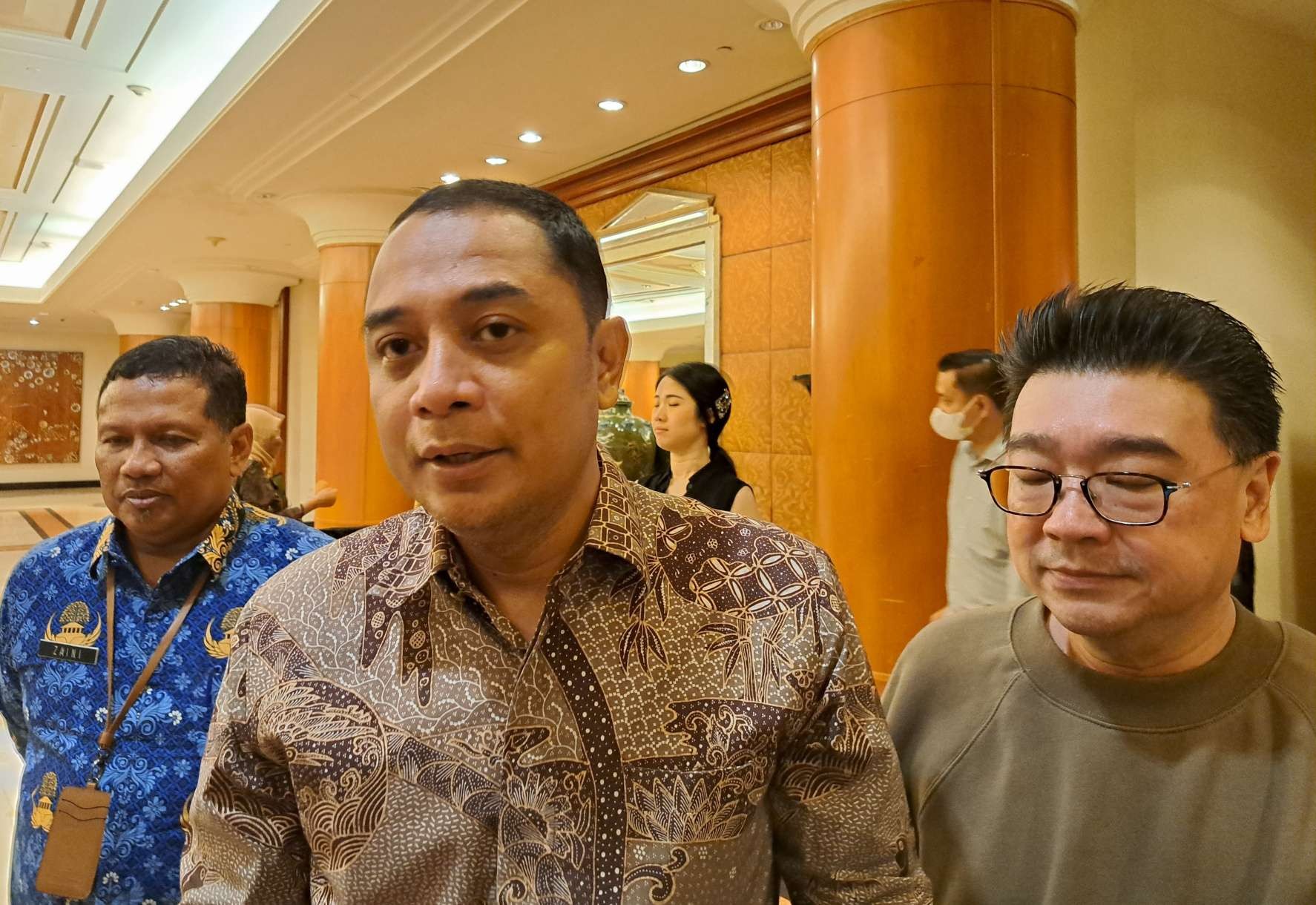 Walikota Surabaya, Eri Cahyadi saat ditanya mengenai THR untuk ASN dan Honorer. (Foto: Pita Sari/Ngopibareng.id)