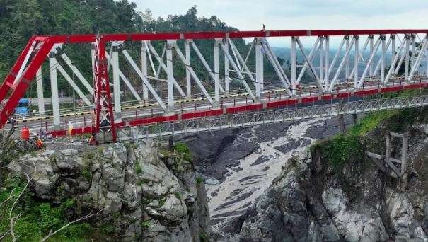 Jembatan Besuk Kobo'an,  jalur darat penghubung Kabupaten Lumajang dan Kabupaten Malang, Jawa Timur. (Foto: Twitter Kementerian PUPR)