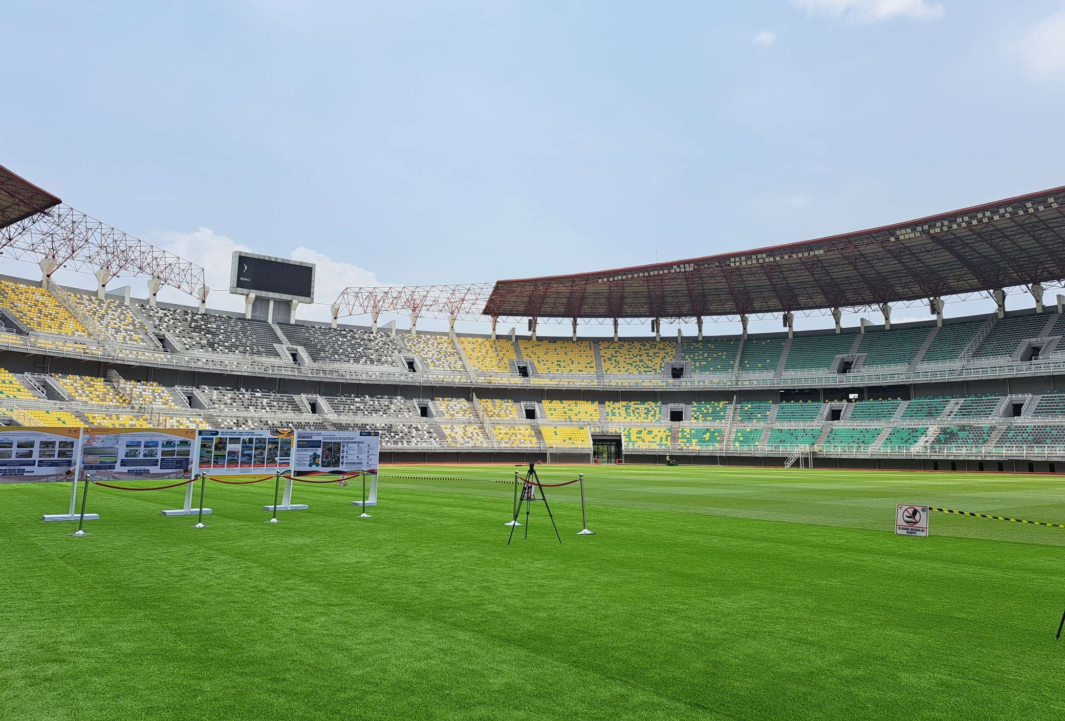 Lapangan Stadion Gelora Bung Tomo (GBT) Surabaya sedang dilakukan penyulaman rumput. (Foto: Pita Sari/Ngopibareng.id)
