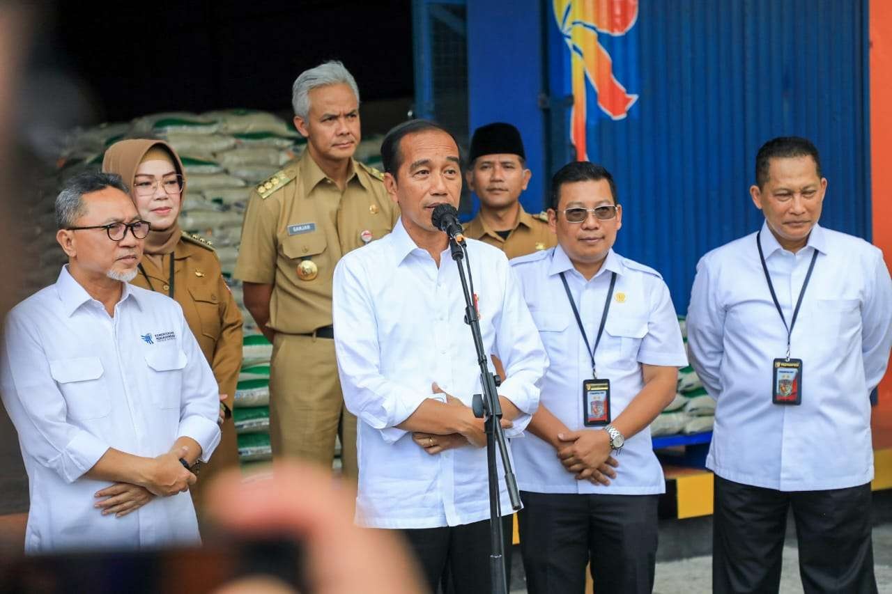 Presiden Joko Widodo atau Jokowi bersama Menteri Perdagangan Zulkifli Hasan (Zulhas) serta Gubernur Jawa Tengah Ganjar Pranowo mengunjungi Kompleks Pergudangan Bulog, Ngabeyan, Sukoharjo, Senin 10 April 2023.(Foto: istimewa)