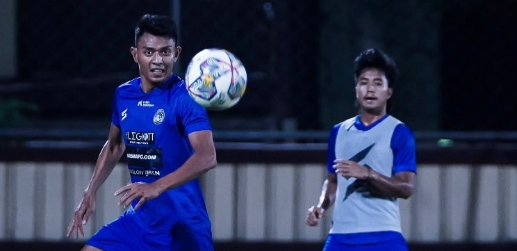 Pemain Arema FC menjalani sesi latihan jelang laga melawan Persebaya Surabaya di Liga 1 2023 (Foto: Twitter @AremafcOfficial)