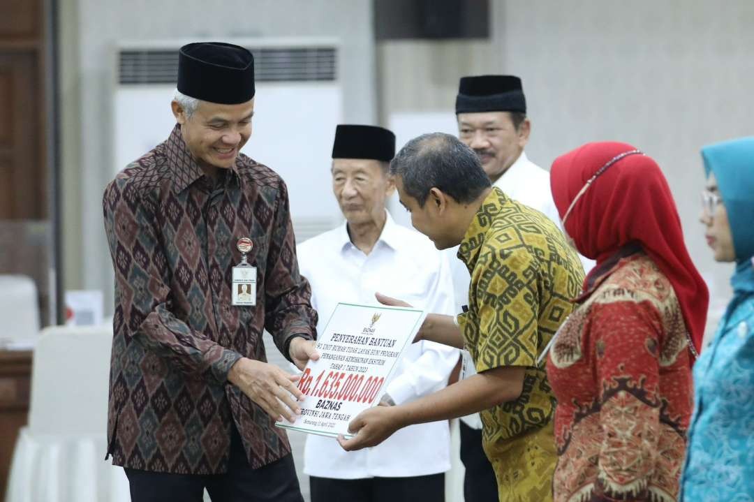 Gubernur Jawa Tengah, Ganjar Pranowo, memberikan bantuan secara simbolis untuk program penanganan kemiskinan ekstrem tahap 1 tahun 2023. (Foto: Humas Pemprov Jateng)