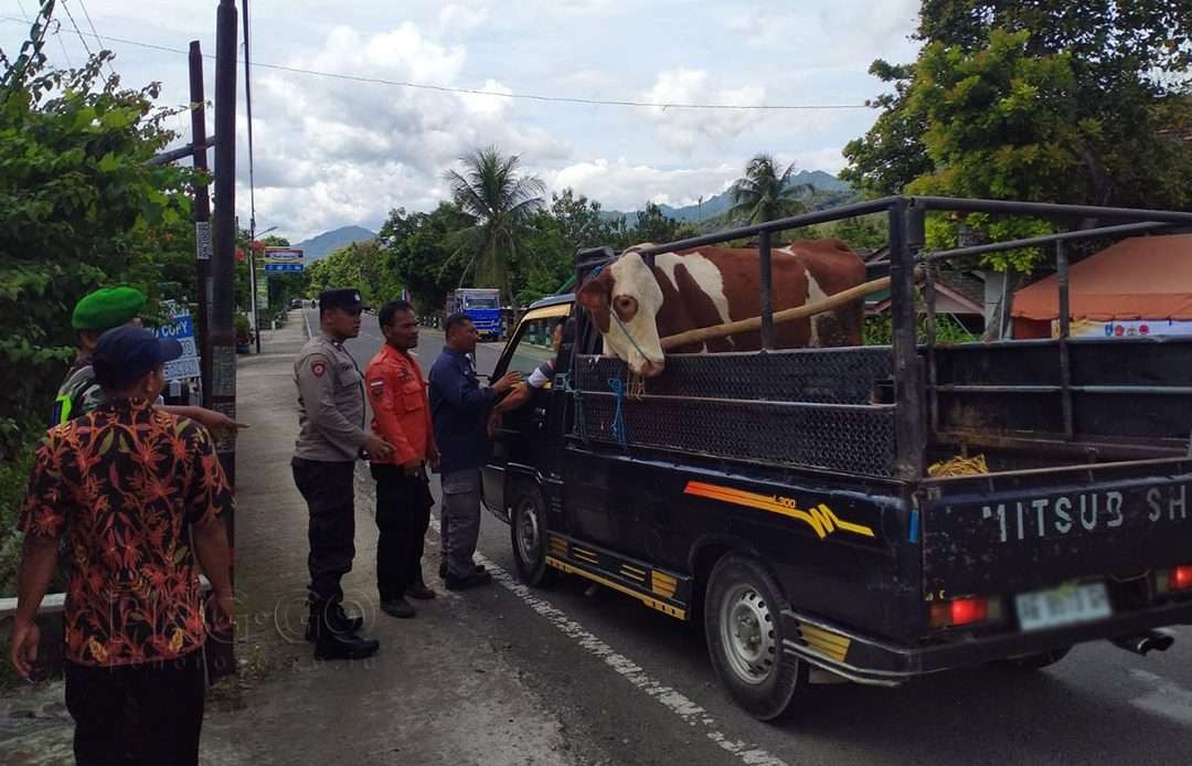 Posko pemantauan pengiriman sapi di Desa Biting Kecamatan Badegan (perbatasan Wonogiri Jawa Tengah) dan Pasar Danyang di Kecamatan Sukorejo (perbatasan Magetan) sejak tanggal 5 April lalu. (Foto: dok. Kominfo Ponorogo)