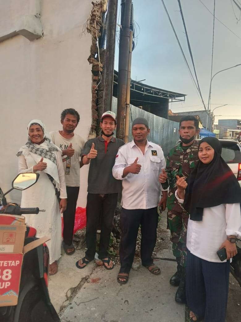 DPC Partai Bulan Bintang Kota Surabaya bagi-bagi takjil gratis di sekitar Jalan Jarak, Surabaya, Selasa 11 April 2023. (Foto: DPC Partai Bulan Bintang)