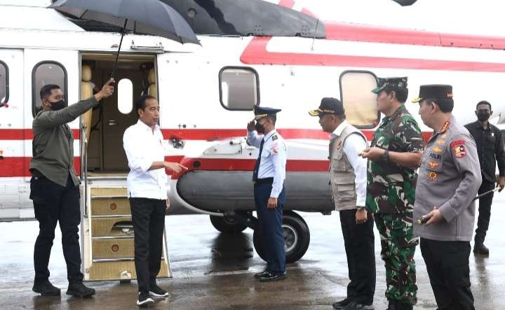 Presiden Jokowi tiba di Cilegon menggunakan helikopter untuk meninjau pelabuhan penyeberangan  (Foto: Setpres)