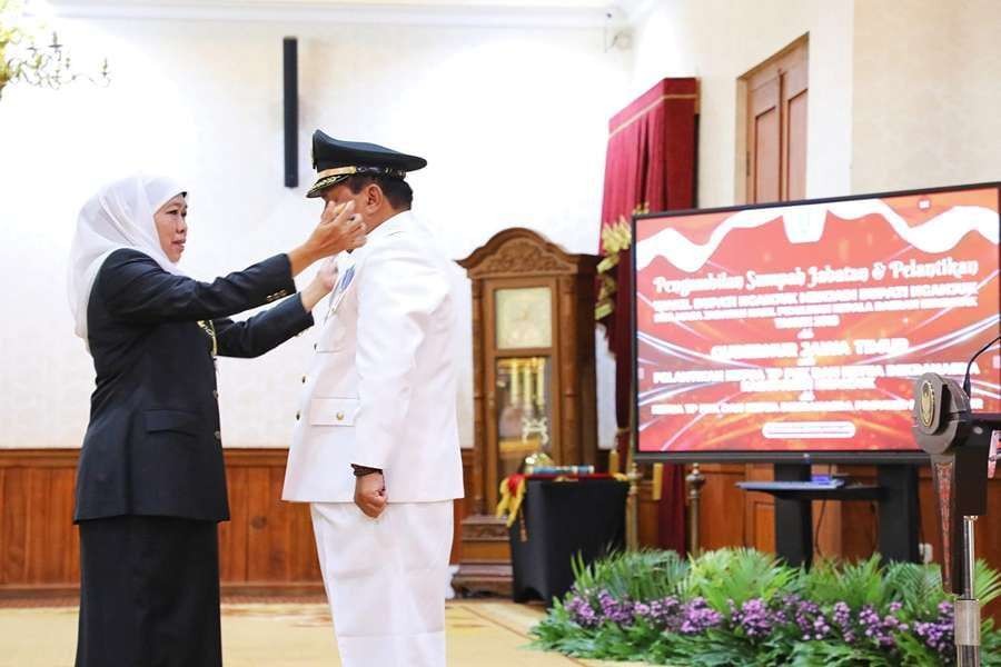 Gubernur Jawa Timur, Khofifah Indar Parawansa melantik Marhaen Djumadi sebagai Bupati Nganjuk, Senin 10 April 2023. (Foto: Humas Pemprov Jatim)