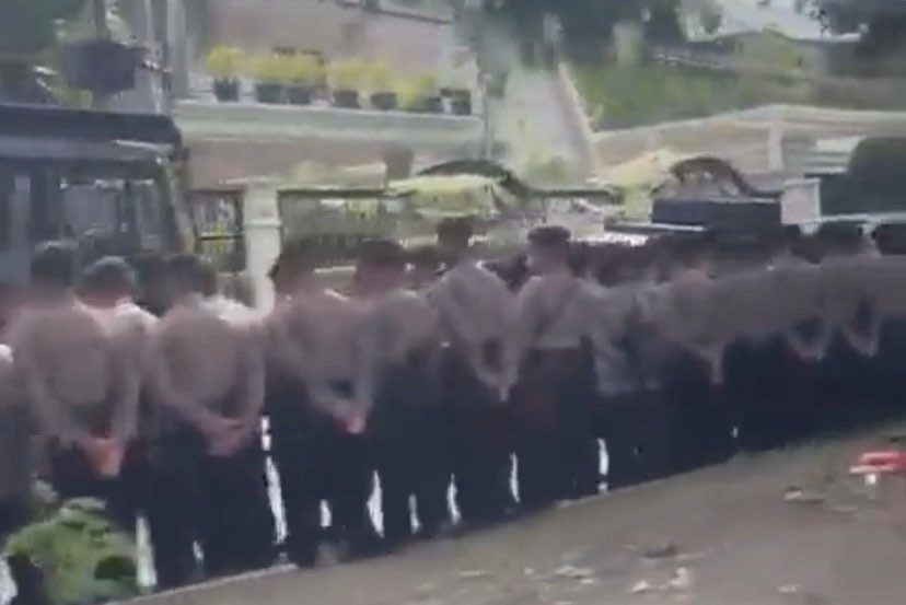 Rumah bos Kapal Api di Surabaya dijaga puluhan personel polisi. (Foto: Twitter @CeritaPuspa)