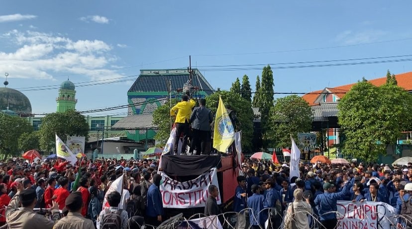 Kerumunan mahasiswa saat melempari botol Ketua DPRD Jatim (Foto: Andhi Dwi/Ngopibareng.id)