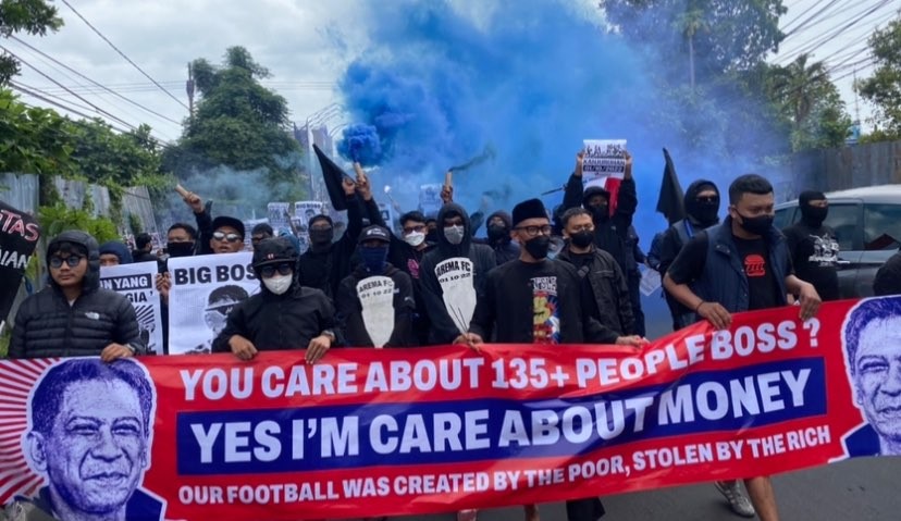 Aksi demo di depan Kantor Arema FC. (Foto: Lalu Theo/Ngopibareng.id)