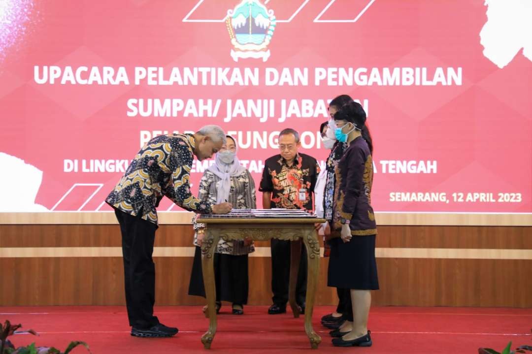 Gubernur Jawa Tengah Ganjar Pranowo melantik pejabat fungsional kesehatan, guru, dan teknis lainnya di lingkungan Pemerintah Provinsi Jawa Tengah. (Foto: Dok)
