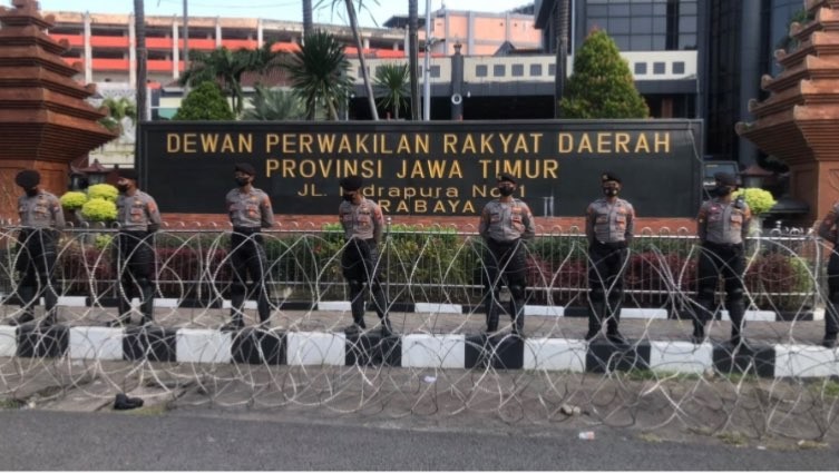 Aliansi BEM Surabaya gelar demo di DPRD Jatim, Rabu 12 April 2023. (Foto: Andhi Dwi/Ngopibareng.id)