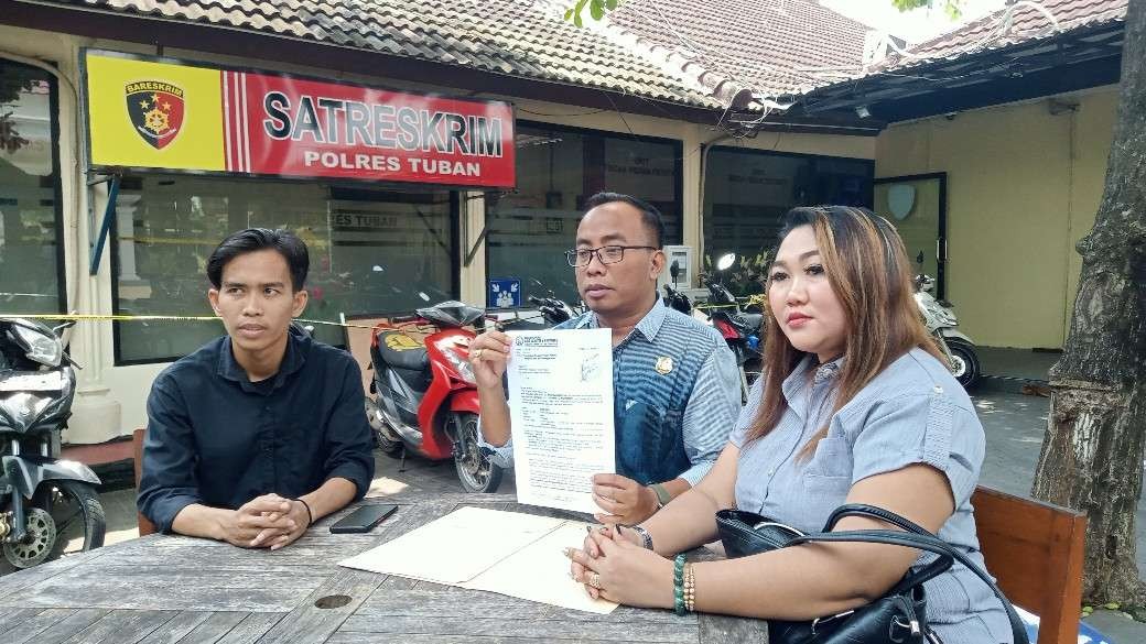 Korban dan kuasa hukumnya saat melaporkan kasus penipuan ke Satreskrim Polres Tuban. (Foto: Khoirul Huda/Ngopibareng.id)