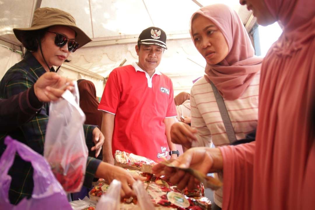 Wakil Bupati Ngawi Dwi Rianto Jatmiko membuka Pasar Murah berlokasi di Alun-alun Merdeka Timur, pada Rabu 12 April 2023. (Foto: dok. Kominfo Ngawi)
