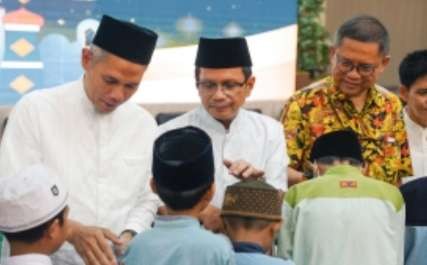 Komisaris Utama SIG, Rudiantara (ketiga kiri), Direktur Utama SIG, Donny Arsal (kedua kiri) berdialog dengan anak yatim pada acara Safari Ramadan SIG di Pabrik Tuban, Jawa Timur. (Foto: SIG)
