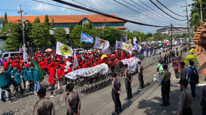 Ratusan mahasiswa datangi DPRD Jatim (Foto: Andhi Dwi/Ngopibareng.id)