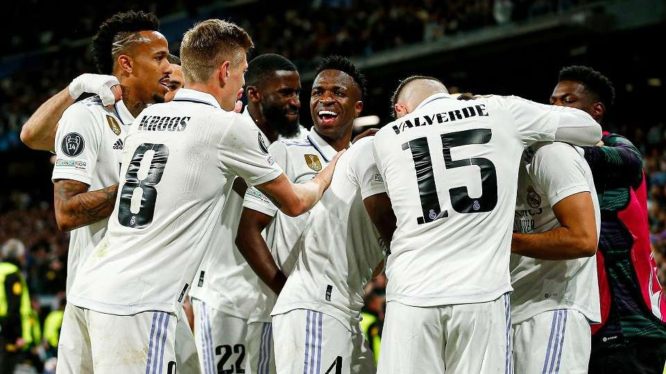 Para pemain Real Madrid merayakan gol Kari Benzema ke gawang Chelsea