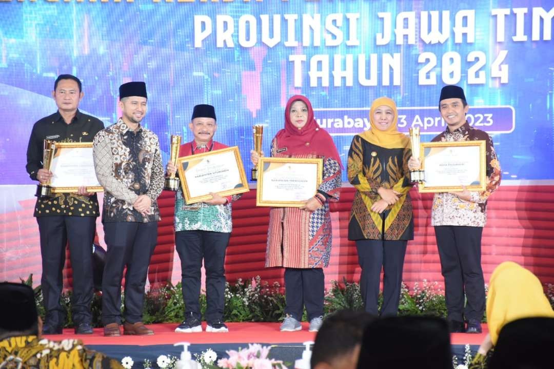 Wakil Walikota Pasuruan Adi Wibowo bersama Gubernur Jawa Timur Khofifah Indar Parawansa (1 dan 2 dari kanan). (Foto: Dok Humas Pemkot Pasuruan)