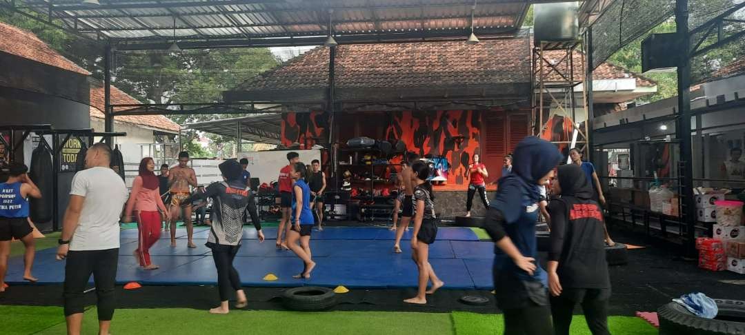 Para atlet Jatim yang tergabung dalam Puslatda Muaythai sedang berlatih di Mako Koti Mahatidana Pemuda Pancasila Kota Surabaya. (Foto: Rizal A/Ngopibareng.id)