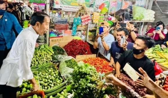 Presiden Jokowi menerima keluhan pedagang di Pasar Tugu Cimanggis Depok, tentang harga beras yang masih tinggi. (Foto: Setpres)