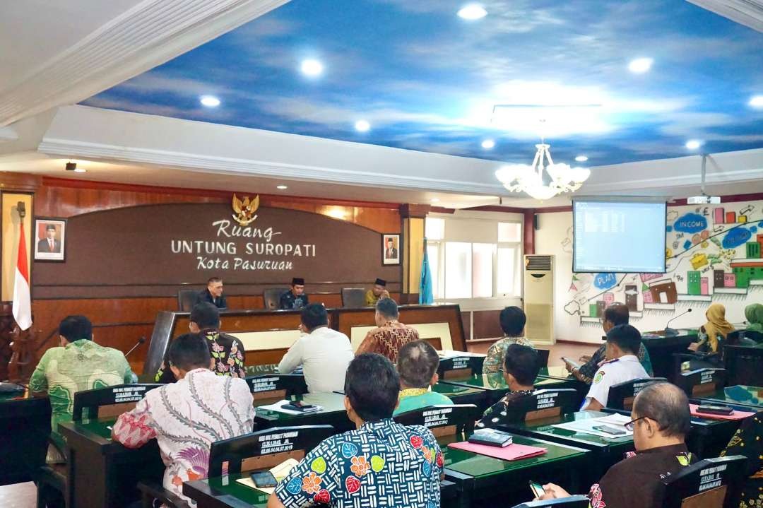 Wakil Walikota Pasuruan, Adi Wibowo memimpin rapat bersama, Kamis 13 April 2023. (Foto: Dok Humas Pemkot Pasuruan)