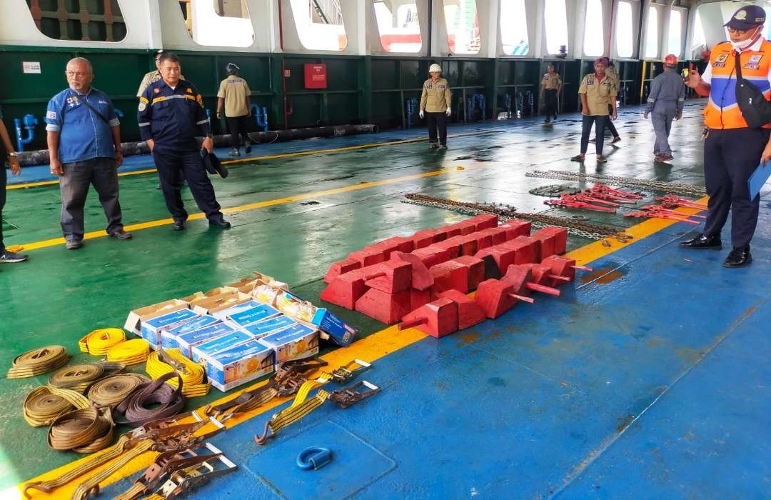 Petugas BPTD mengecek peralatan pendukung keselamatan di salah satu kapal saat pelaksanaan uji petik (foto: istimewa)