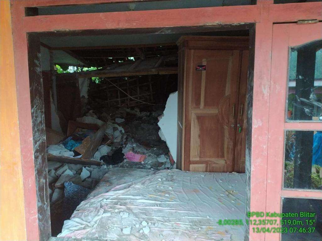 Kondiri rumah korban, warga Desa Semen, Kecamatan Gandusari, Blitar, yang rusak tertimpa longsor. (Foto: Choirul Anam/Ngopibareng.id)