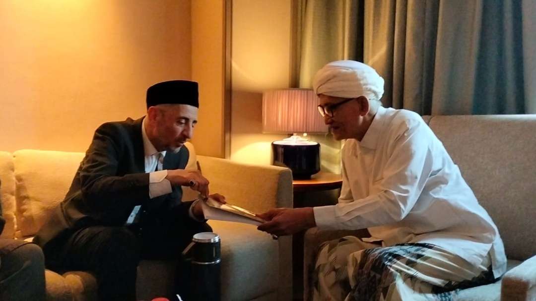 DR M Tsufiw Ramadhan al-Buthy dan Rais, Sam PBNU KH Miftachul Akhyar saat di Surabaya. (Foto:adi/ngopibareng.id)