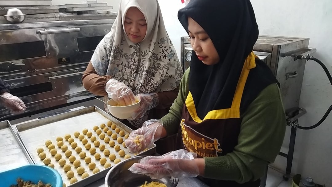 Pembuatan kue kering menjelang Hari Raya Idul Fitri di Kota Malang (Foto: Lalu Theo/Ngopibareng.id)