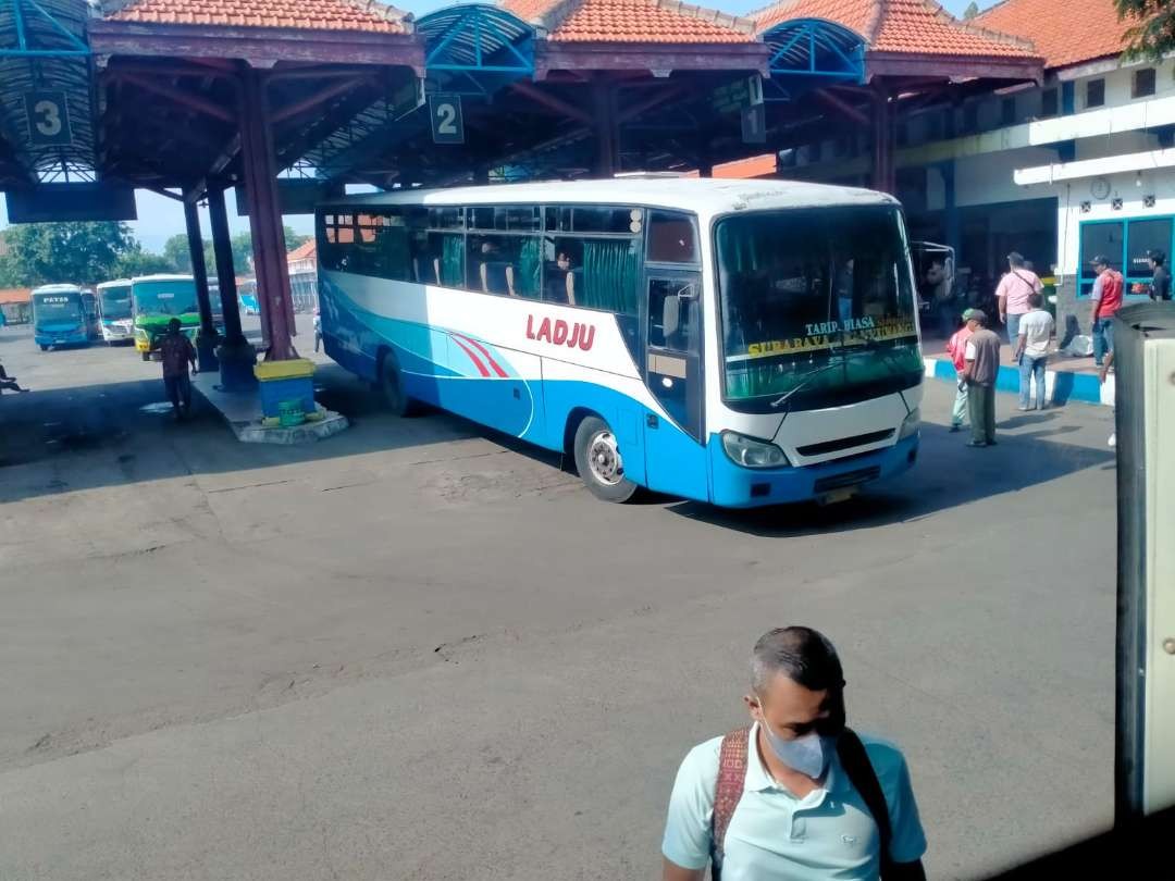 Sebuah bus meninggalkan shelter Terminal Bayuangga, Kota Probolinggo. (Foto: Ikhsan Mahmudi/Ngopibareng.id)