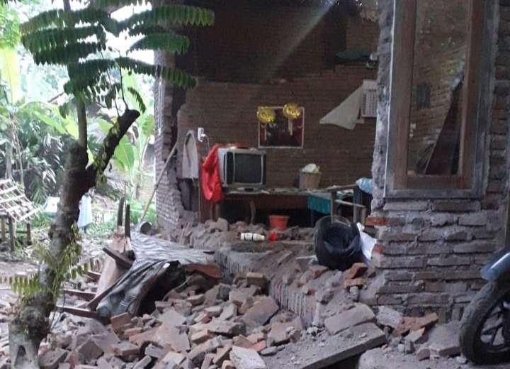 Kondisi tembok samping rumah Sarmo, di Desa Darsono, Arjasa, Jember yang ambruk akibat gempa (Foto: Dok BPBD Jember)