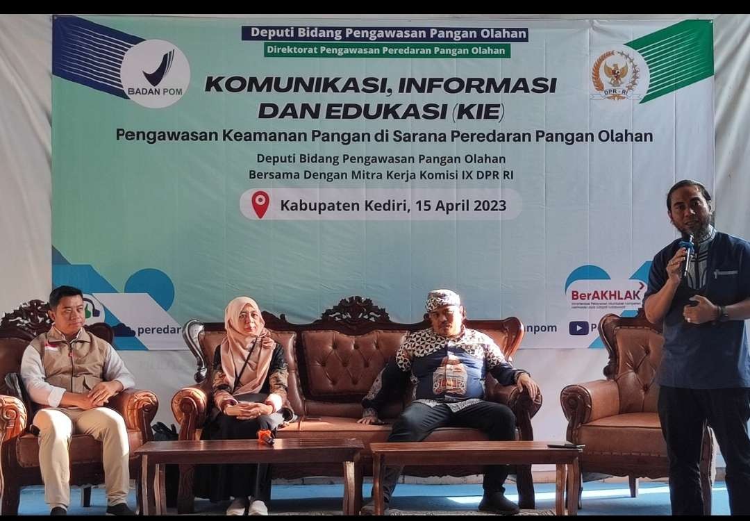 Dua legislator dari Partai NasDem menyapa 500 warga gabungan dari beberapa desa di wilayah Kecamatan Gurah, Kabupaten Kediri, Jawa Timur. (Foto: Fendi Lesmana/Ngopibareng.id)