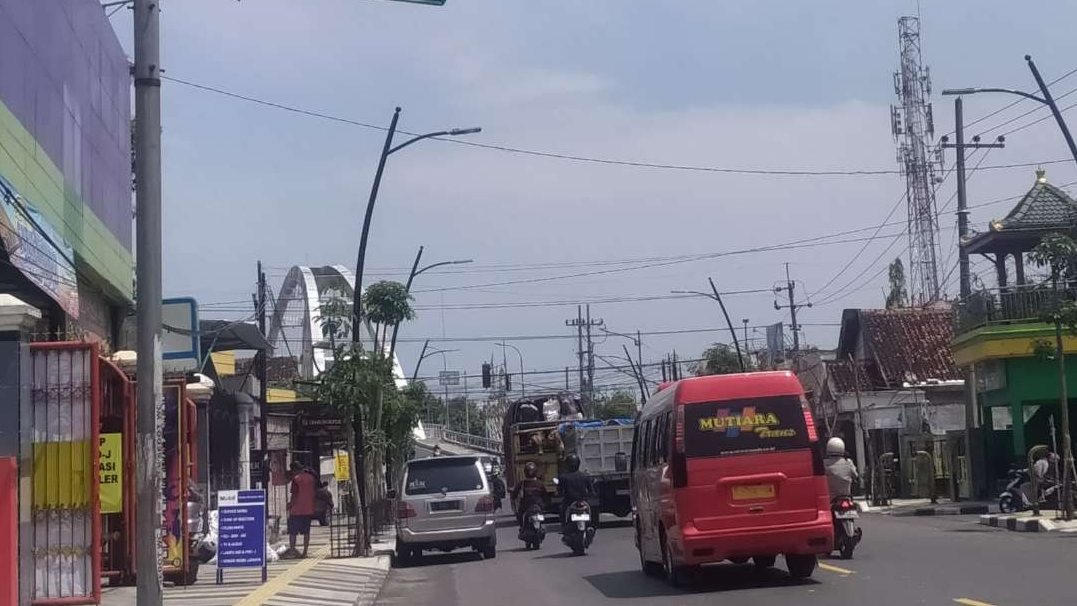 Pemudik mulai melintasi jalur tengah di Bojonegoro. Nampak kendaraan dari luar kota melintas di Jalan Untung Suropati, Bojonegoro, pada Sabtu 15 April 2023. (Foto: Sujatmiko/Ngopibareng.id)