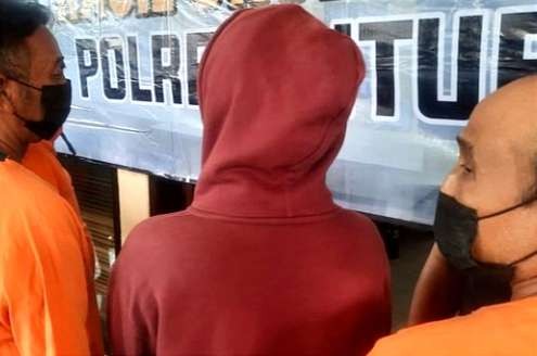 Perempuan inisial UK berjaket merah, ditangkap Polisi Situbondo karena pamer alat vital di media sosial. (Foto: Humas Polres Situbondo)