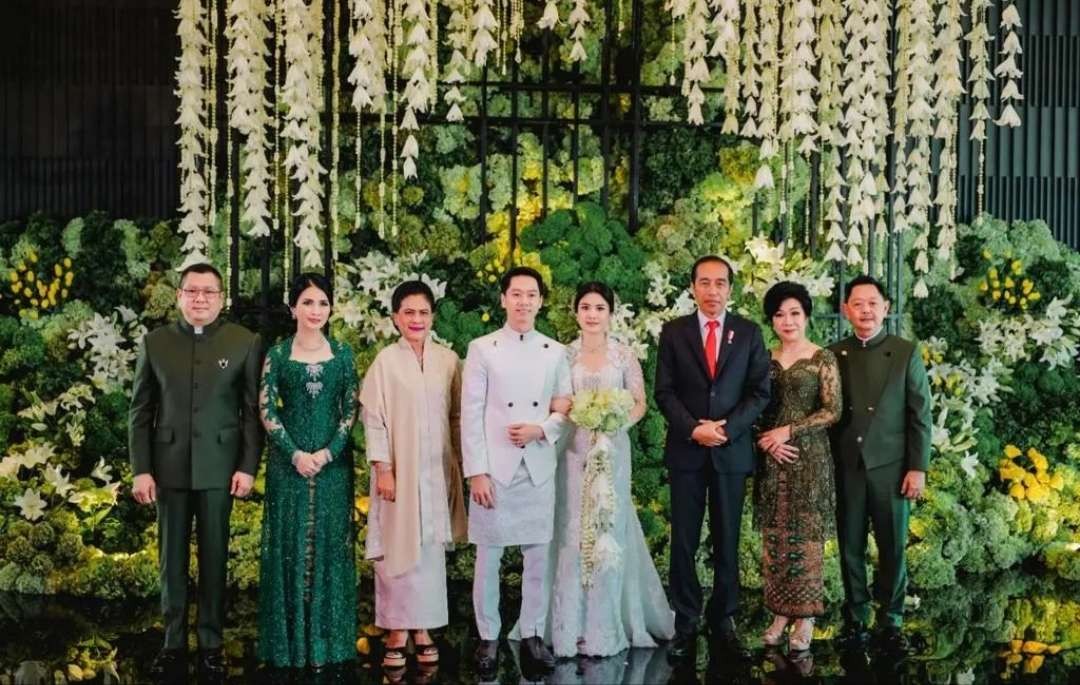 Presiden Jokowi dan Menteri Pertahanan (Menhan) Prabowo menjadi saksi pencatatan nikah pasangan Kevin Sanjaya dan Valencia Tanoesoedibjo di Catatan Sipil Jakarta. (Foto: Instagram@hary.tanoesoedibjo)