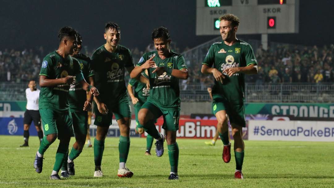Pemain Persebaya, Deni Agus (tengah) merayakan golnya ke gawang Dewa United di Stadion Gelora Joko Samudro, Gresik, Sabtu 15 April 2023. (Foto: Fariz Yarbo/Ngopibareng.id)