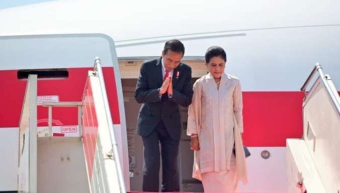 Presiden Jokowi bersama Ibu Negara Iriana dan rombongan terbatas terbang ke Jerman menghadiri Hannover Messe 2023. (Foto: Setpres)